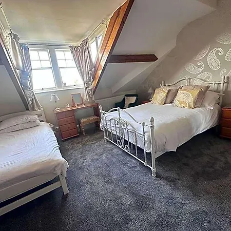Guest house Kirkwood Guest House, Free Parking, Electric Car Point 4*
