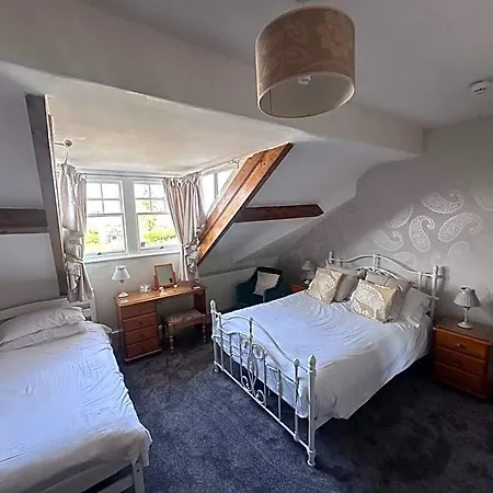 Kirkwood Guest House, Free Parking, Electric Car Point Guest house 4*