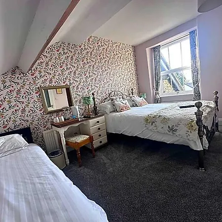Kirkwood Guest House, Free Parking, Electric Car Point 4*